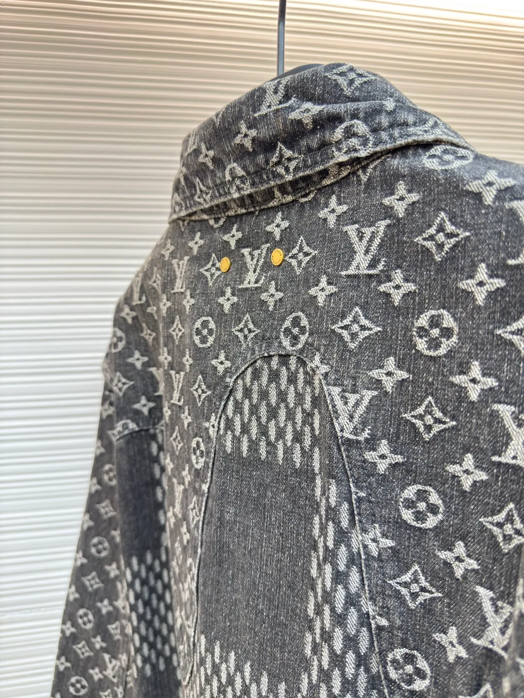 LOUIS VUITTON x Nigo classic checkerboard denim jacket ●Authentic product: purchased and developed by 14309 ●Item number: 1680328-B60 ●Fabric: denim fabric ●Technology: jacquard production ●Version: fitted version ●Weight: about 1015 grams ●Size: 46-48-50-52 ●Description: After manual typesetting and positioning and cutting, the fabric wear is very large, the cuffs are aligned, the back jacquard is lined up horizontally, the front and back splicing process perfectly restores the original effect, the jacquard pattern size and spacing are the same, the pattern width is consistent, and the workmanship is very complicated. The overall wiring is straight and delicate, the fabric is comfortable and soft, and the color is consistent without color difference. It can be matched with the same style to create a fashionable look and control various occasions. Customized accessories, complete with three standards, same style for men and women!
